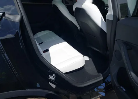 2025 Tesla Model Y Long Range Dual Motor All-Wheel Drive z USA, uszkodzony, nr VIN 7SAYGDED9SA356355